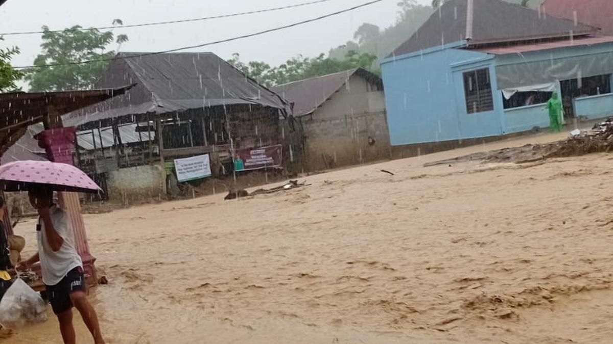 Kota Padang Diguyur Hujan Sejak Pagi, Warga Diimbau Jauhi Pinggiran Hujan