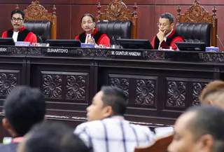 Ketua Mahkamah Konstitusi (MK), Suhartoyo (tengah hadap lensa) memimpin sidang perdana perselisihan hasil pemilihan Pilkada 2024 untuk panel 2 di Gedung Mahkamah Konstitusi, Jakarta, Rabu (8/1/2025). (Liputan6.com/Herman Zakharia)