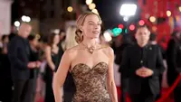 Margot Robbie Tak Lagi Tampil bak Barbie, Muncul Lebih Berani dengan Kalung Berlian Taj Mahal