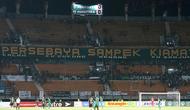 Kelompok Bonek yang terdapat di tribune utara atau Green Nord melalukan boikot saat Persebaya Surabaya meladeni Persipura Jayapura di Gelora Bung Tomo, Jumat (2/8/2019). (Bola.com/Aditya Wany)