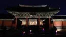 Orang-orang menikmati tur sinar rembulan sembari membawa lentera di dalam Istana Changdeokgung di Seoul, Korea Selatan, pada 29 Oktober 2020. Istana Changdeokgung terdaftar sebagai situs warisan dunia UNESCO pada tahun 1997. (Xinhua/Wang Jingqiang)