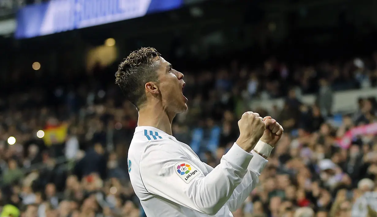 Striker Real Madrid, Cristiano Ronaldo, melakukan selebrasi usai mencetak gol ke gawang Girona pada laga La Liga di Stadion Santiago Bernabeu, Senin (19/3/2018). Real Madrid menang 6-3 atas Girona. (AP/Paul White)