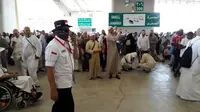 Panitia haji mengingatkan jemaah Indonesia agar tak memaksakan diri untuk lontar jumrah jika tak mampu. (www.haji.kemenag.go.id)