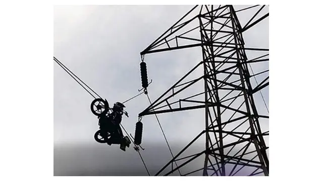 6 Potret Parkir Motor di Ketinggian Ini Nyeleneh, Bikin Mikir Keras
