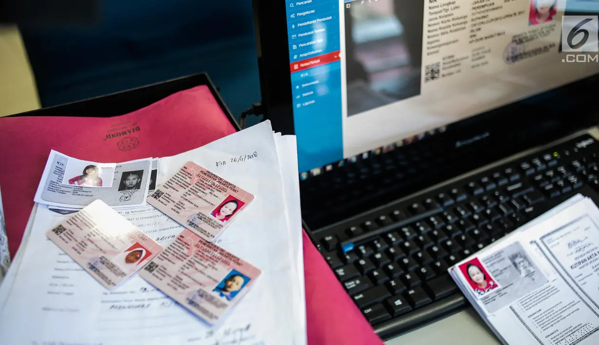 Petugas melakukan perekaman data seorang anak untuk pembuatan Kartu Identitas Anak (KIA) di Kantor Suku Dinas Dukcapil Jakarta Pusat, Selasa (27/11). Sebanyak 21.273 KIA telah dicetak oleh Dukcapil Jakarta Pusat. (Liputan6.com/Faizal Fanani)