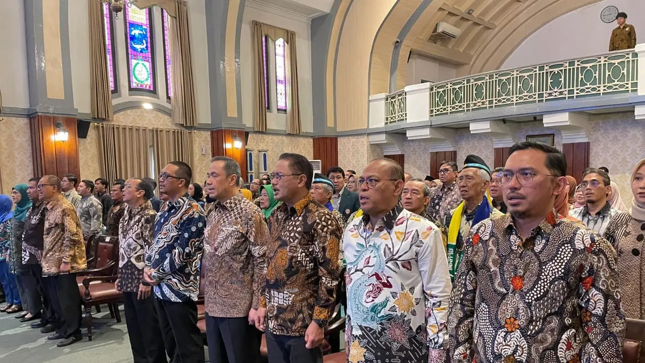 Founder ESQ Group Ary Ginanjar Agustian bersama Dekan FK Unair Budi Santoso saat penandatanganan MoU pada acara Opening Ceremony Dies Natalis Fakultas Kedokteran UNAIR ke-70 dan Peringatan 111 Tahun Pendidikan Dokter