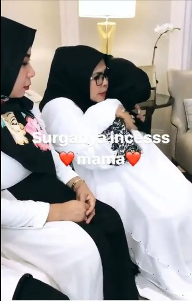 Syahrini sungkeman dengan ibunda (foto: Instagram)