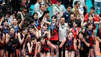 Para pemain Red Sparks berfoto setelah memenangkan laga Fun Volleyball 2024 dengan skor 3-2 atas Indonesia All Stars di Indonesia Arena, Jakarta, Sabtu (20/4/2024) malam WIB. (Bola.com/Bagaskara Lazuardi)