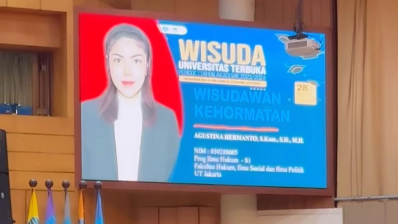 Tina Toon banyak mendapat ucapan selamat atas gelar Sarjana Hukum yang resmi diraihnya.<br><br>