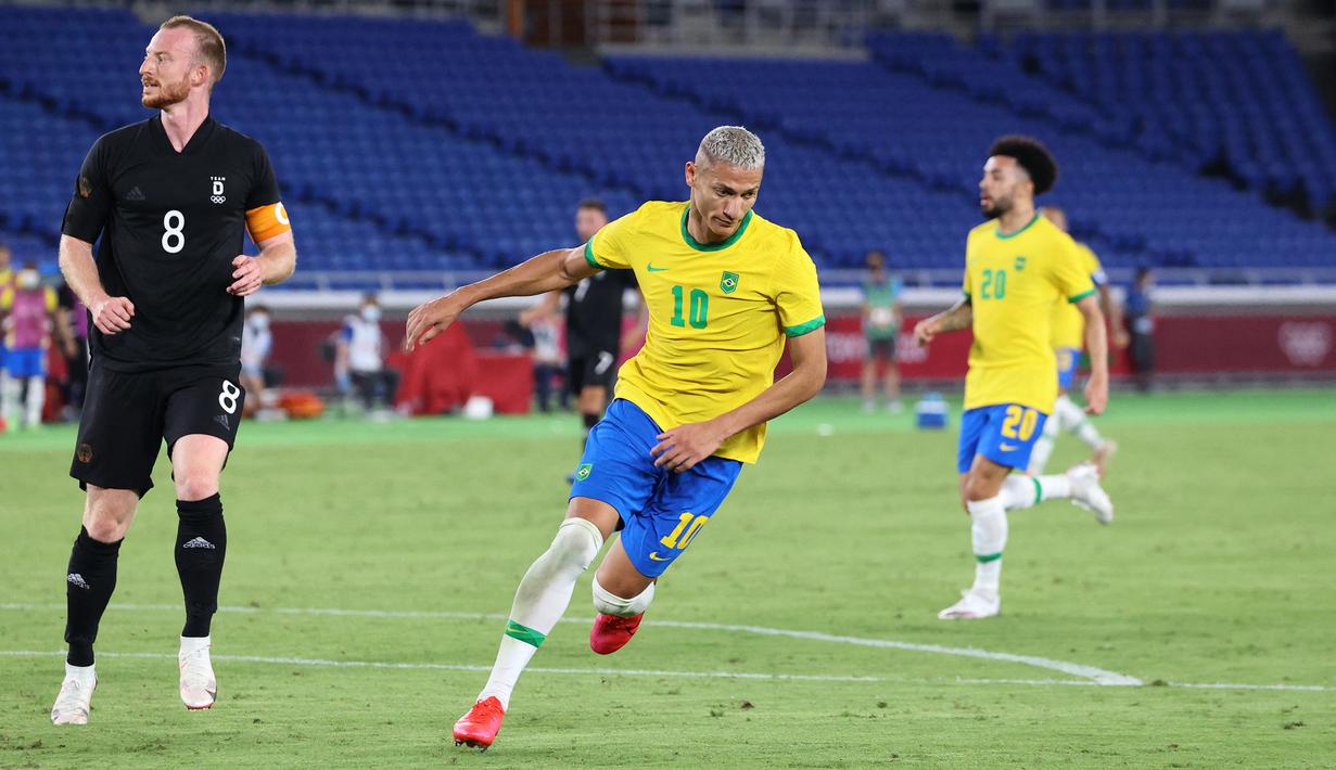Pada menit ke-30, Richarlison mencetak hattrick. Menerima umpan hasil terobosan Matheus Cunha, Richarlison melepaskan sepakan melengkung ke tiang jauh gawang Jerman tanpa mampu dibendung kiper Florian Mueller. Brasil 3, Jerman 0. (Foto: AFP/Yoshikazu Tsuno)