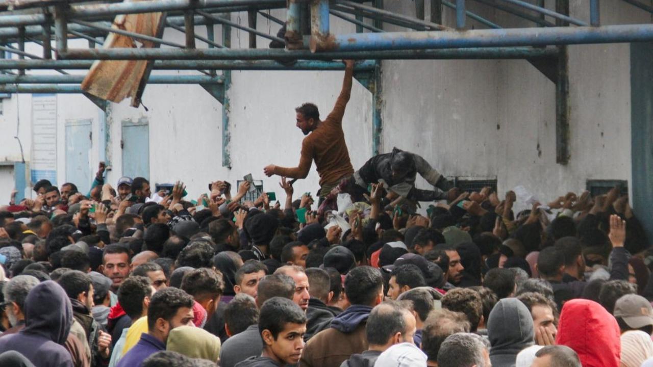 Warga Palestina yang kelaparan berbondong-bondong menuju gudang Badan Bantuan dan Pekerjaan PBB untuk Pengungsi Palestina (UNRWA) di Kota Gaza, Jalur Gaza, Palestina, pada 18 Maret 2024. Mereka berdesak-desakan saat berebut untuk mendapatkan bantuan.&nbsp