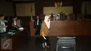 Mantan Menteri Kesehatan Siti Fadilah Supari setelah menjalani sidang pembacaan dakwaan di Pengadilan Tipikor, Jakarta, Senin (6/2). Menteri di era Presiden Susilo Bambang Yudhoyono (SBY) ini menghadapi dua perkara. (Liputan6.com/Helmi Afandi)