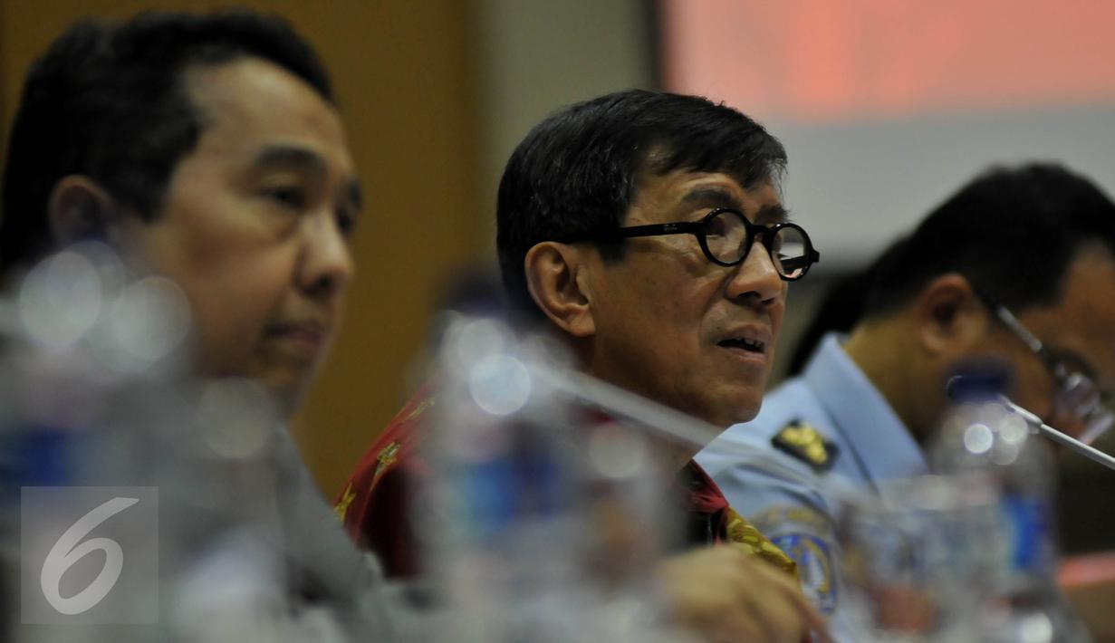 MenkumHAM Yasonna Laoly saat mengikuti Rapat Kerja dengan Komisi I DPR di  Jakarta, Selasa (13/10). Rapat itu membahas RUU tentang pengesahan perjanjian bantuan timbal balik dalam masalah pidana antara Indonesia dan Vietnam. (Liputan6.com/Johan Tallo)