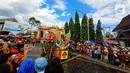 Sejumlah tentara membawa lambang Garuda saat karnaval  budaya Festival Grebeg Sudiro di kawasan Pasar Gede, Surakarta, Jawa Tengah, Minggu ( 19/1/2020). Grebeg Sudiro merupakan acara tahunan untuk menyambut Tahun Baru Imlek. (Liputan6.com/Gholib)