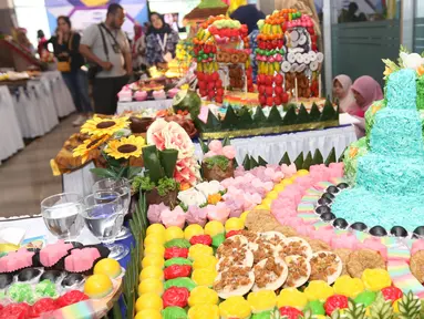 Hasil karya peserta lomba kreasi jajanan pasar di Jakarta, Rabu (20/2). Sebanyak 43 peserta mengikuti lomba yang digelar dalam rangka Musyawarah Nasional (Munas) 2019 Asosiasi Perusahaan Jasaboga Indonesia (APJI). (Liputan6.com/Angga Yuniar)