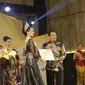 Ketua MPR RI Bambang Soesatyo menyematkan selempang Juara Putri Otonomi Indonesia Tahun 2023 Elisha Lumintang perwakilan dari Kabupaten Minahasa Utara. (Foto: Humas Apkasi)
