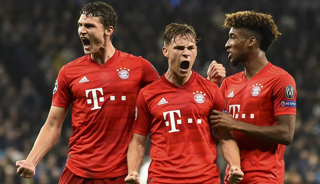 Joshua Kimmich (tengah) menjelma menjadi pemain yang patut diperhitungkan bagi Bayern Munchen. Bersama Leon Goretzka, mereka berhasil menjadi duet pertahanan yang solid. Ia telah mengoleksi belasan gelar bersama Bayern di usianya yang saat ini masih 26 tahun. (AFP/Glyn Kirk)