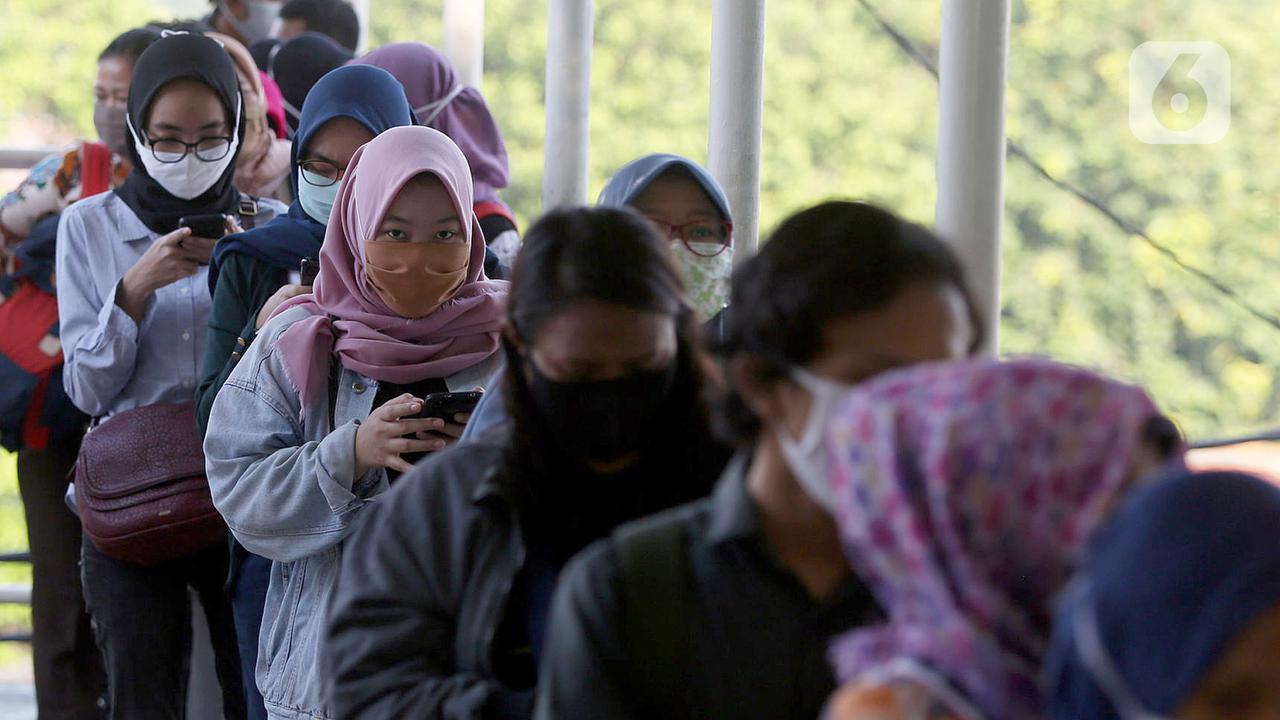 FOTO: New Normal, Calon Penumpang KRL Mengular di JPO Lenteng Agung