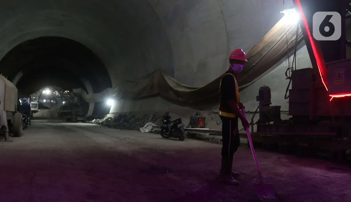 Aktivitas pekerja menyelesaikan proyek Kereta Cepat Indonesia China, Purwakarta, Selasa (21/6/2022). Sebanyak 13 terowongan atau tunnel yang berada di proyek Kereta Cepat Jakarta-Bandung (KCJB) berhasil ditembus. Tunnel yang terakhir ditembus adalah tunnel 2 di Jatiluhur, Purwakarta. (Liputan6.com/Herman Zakharia)