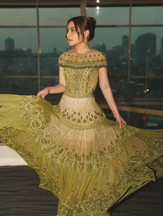 Prilly Latuconsina tampil menawan dengan gaun hijau lengan pendek rancangan Hian Tjen. Bagian bawahnya mengembang dengan motif floral kelap-kelip. “Focus less on glass slippers and more on pushing through glass ceilings. So in love with this dress Hian Tjen,” tulis bintang film Danur I Can See Ghosts di akun Instagram terverifikasinya, 13 Agustus 2022. (Foto: Dok. Instagram @prillylatuconsina96)