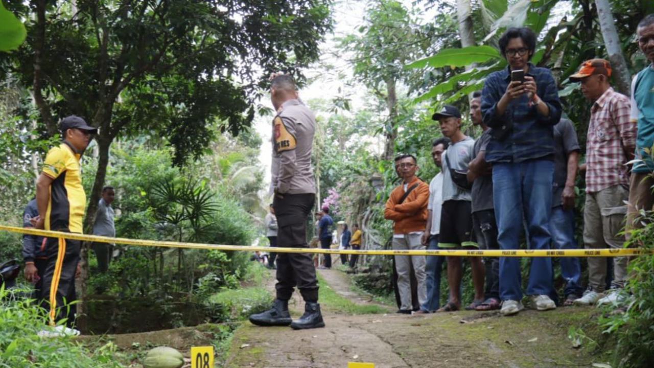 Petugas kepolisian melakukan olah tempat kejadian perkara (TKP) kasus mutilasi di Dusun Sindangjaya, Kecamatan Rancah, Kabupaten Ciamis, Jawa Barat, Jumat (3/5/2024). Di lokasi kejadian, tampak bekas darah masih berceceran di jalanan dekat rumah pelaku da
