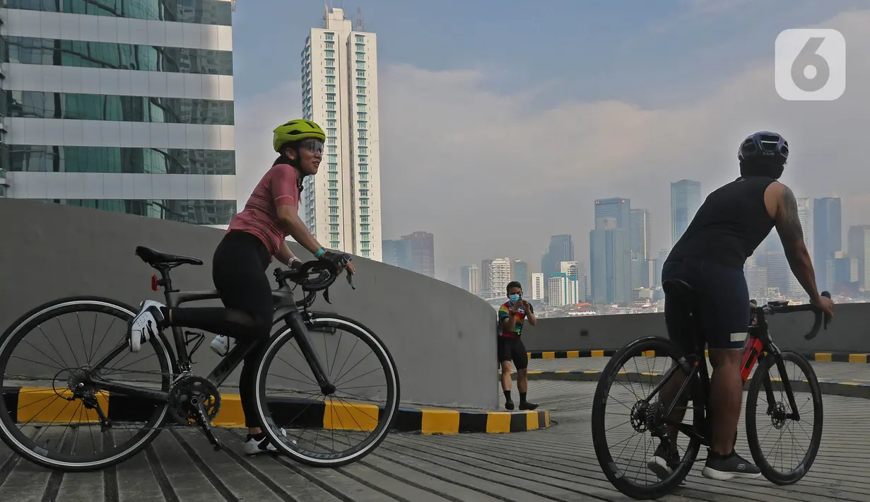 Warga mengayuh sepedanya di rampa spiral gedung parkir pusat perbelanjaan Kuningan City, Jakarta, Minggu (22/10/2020). Kegiatan tersebut juga bertujuan untuk meningkatkan animo masyarakat untuk berkunjung ke pusat perbelanjaan. (Liputan6.com/Herman Zakharia)