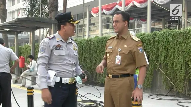 Gubernur DKI Jakarta Anies Baswedan meninjau pedestrian light control (pelican) crossing yang sudah terpasang di Bundaran Hotel Indonesia (HI), Jakarta Pusat.