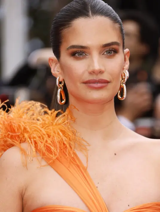 Model Portugal berusia 31 itu tampil memukau dalam balutan gaun sifon oranye yang menawan dengan keliman berbulu. (Photo by Joel C Ryan/Invision/AP)