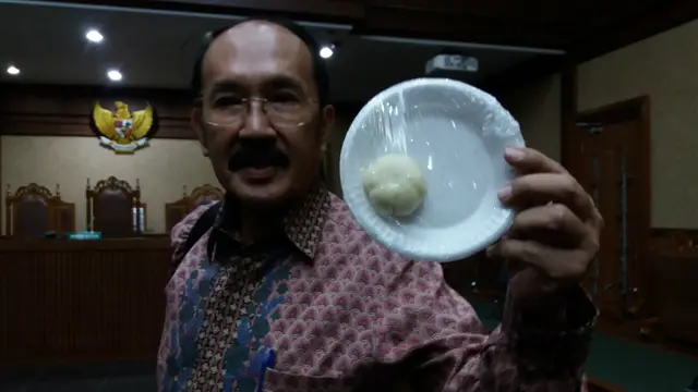 Fredrich Yunadi membawa bakpao dalam persidangan di Pengadilan Tipikor, Jakarta