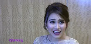Nampaknya, desainer Ivan Gunawan masih belum bisa move on dari Ayu Ting Ting. Setelah putus dengan Shaheer Sheikh, kabarnya Ivan Gunawan masih menyimpan rasa dengan Ayu.