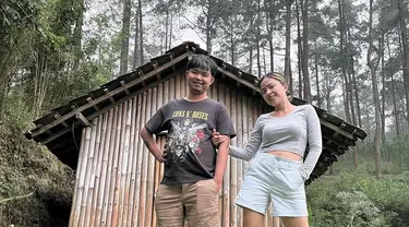 Tiap waktu luang, Dodit Mulyanto kerap mengajak Angelina Ci ke rumah hutan di kawasan lereng Gunung Pundak, Pacet, Kabupaten Mojokerto, Jawa Timur. Villa dan rumah di pedalaman hutan ini jadi liburan gratis Dodit dan Angelina (Liputan6.com/IG/angelinaci_)