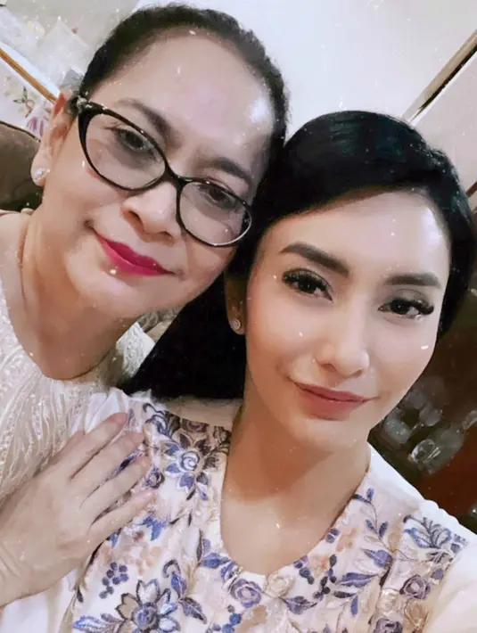 Berikut beberapa potret Tyas bersama sang mama yang hanya tinggal kenangan. Selama ini, Hedy merupakan sosok kesayangan sekaligus sebagai panutan anak-anaknya. [Instagram/tyasmirasih]