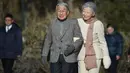 Kaisar Jepang Akihito dan Permaisuri Michiko berjalan-jalan di pantai dekat Hayama Imperial Villa, Prefektur Kanagawa, Senin (21/1). Akihito akan turun takhta pada akhir April 2019 mendatang, mengakhiri pemerintahan selama tiga dekade. (Kazuhiro NOGI/AFP)