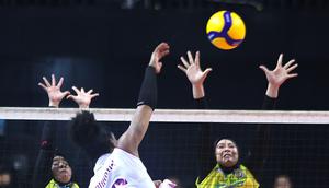 Pemain andalan Jakarta Popsivo Polwan, Yonkaira Pena melakukan spike keras ke arah daerah pertahanan Jakarta Electric PLN dalam lanjutan putaran kedua Proliga 2026 di GOR Utama, Bojonegoro pada Jumat (13/02/2026).