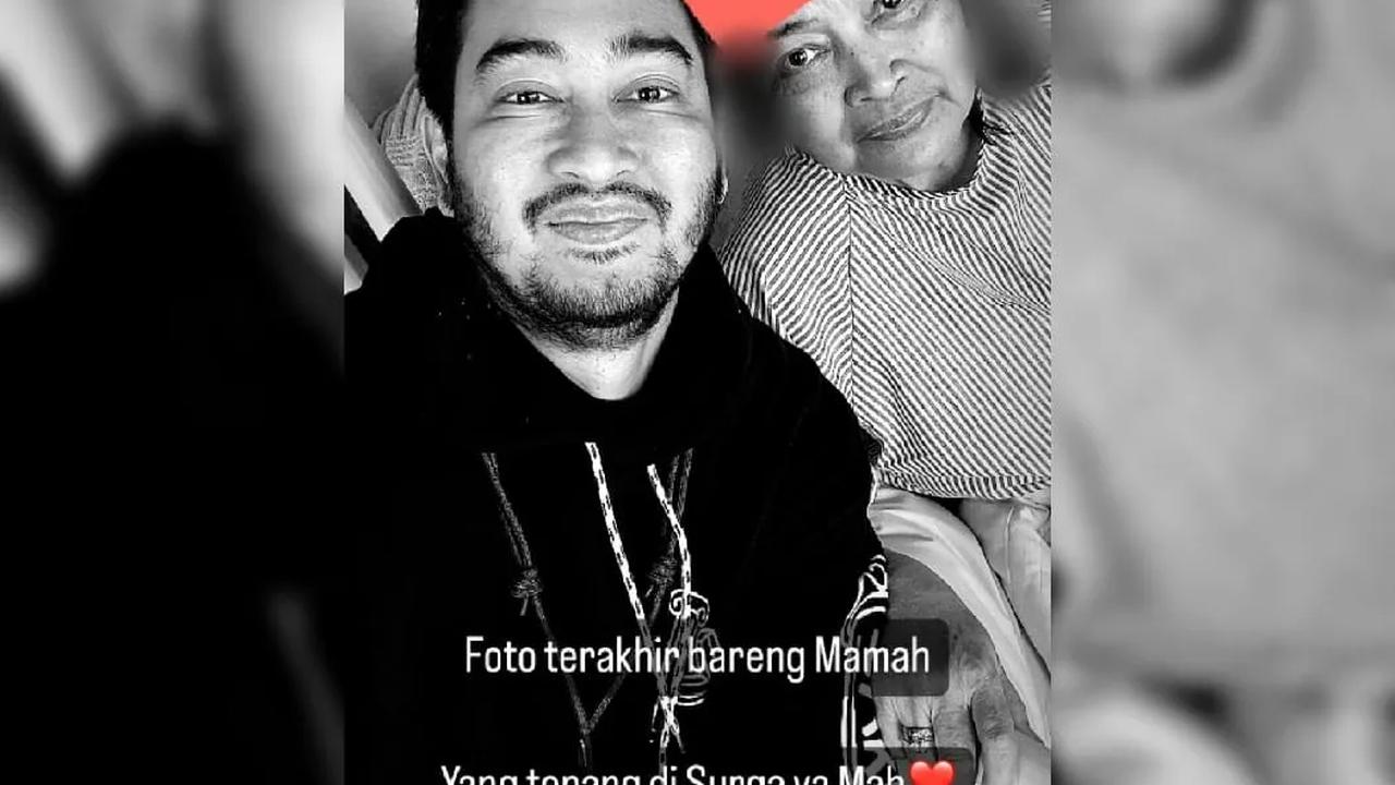 Jeje Govinda sempat mengunggah foto terakhir kebersamaannya dengan sang ibunda. Ibunda Jeje diketahui sudah sakit sejak lama.<br>