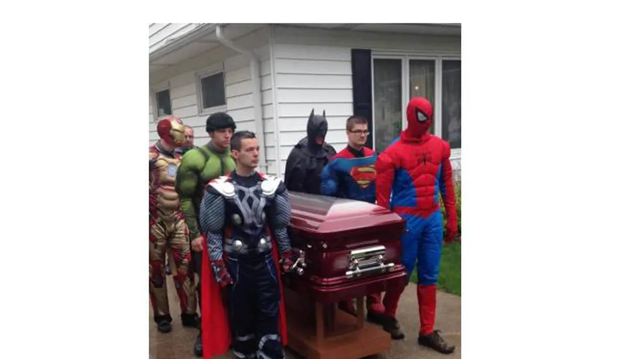 Mengharukan, Pemakaman Bocah Kanker Diantar Superhero Idaman