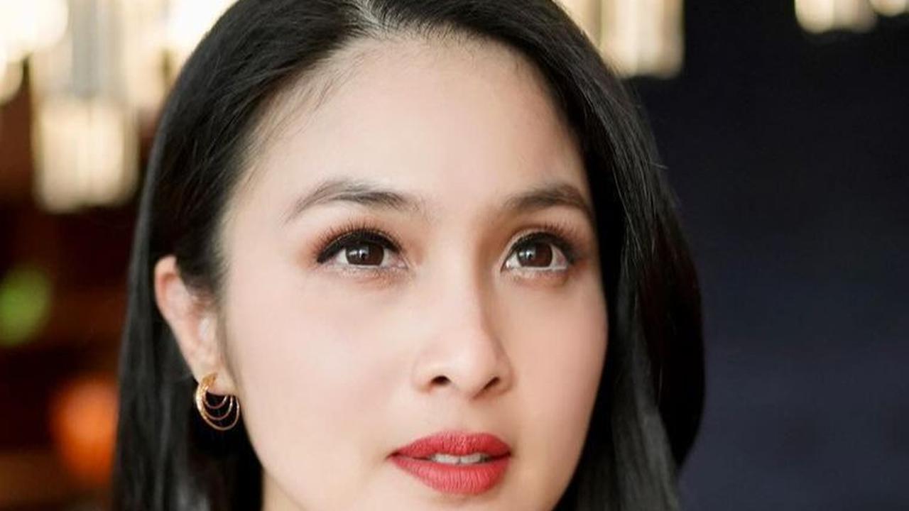 <b>2. Sandra Dewi</b>