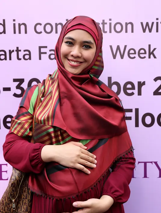 "Dulu, tahun 2008 ketika saya dikenal dengan memakai baju syari orang liatnya aneh. Tapi taun 2010 keatas sudah booming." jelas Oki  di event Jakarta Fashion Week, Senayan City, Jakarta, Minggu (25/10/2015). (Andy Masela/Bintang.com)