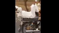 Seorang kakek yang tiduran dan berjoget di atas motornya yang ngebut