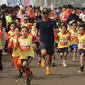 Sejumlah anak mengikuti lomba lari Jakarta Marathon 2015 kategori anak di Silang Monas Jakarta, Minggu (25/10/2015). 15.000 pelari mengikuti lomba lari Jakarta Marathon 2015 yang terbagi dalam empat kategori utama. (Liputan6.com/Helmi Fithriansyah)