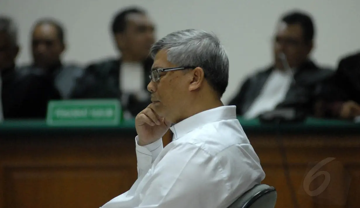 Akil Mochtar dinilai terbukti bersalah melakukan tindak pidana korupsi berupa menerima hadiah atau janji terkait kasus dugaan suap pengurusan sengketa pilkada di MK. (Liputan6.com/Miftahul Hayat)