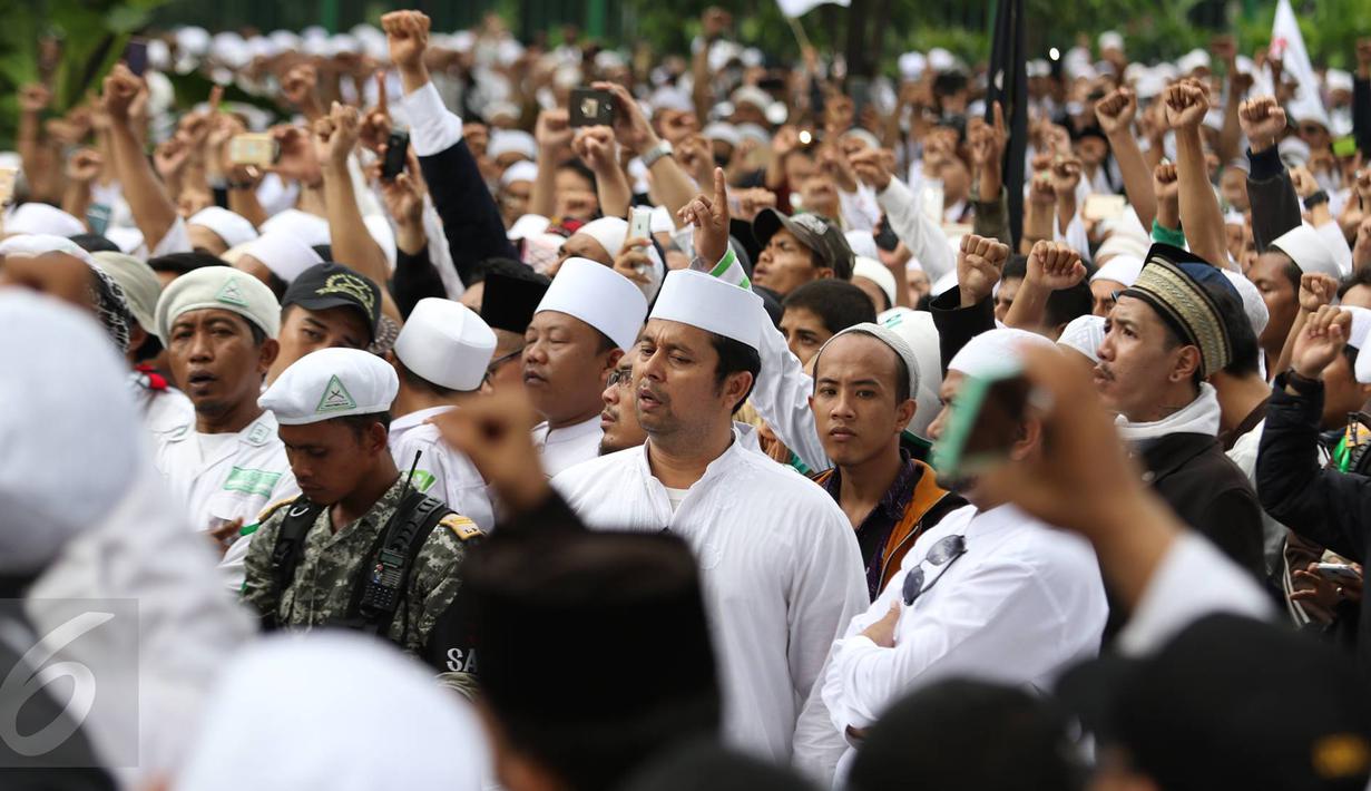 Massa dari ormas Islam berorasi menyampaikan kecaman terhadap Basuki Tjahaja Purnama di Balai Kota Jakarta, Jumat (14/10). Mereka berdemonstrasi terkait pernyataan Ahok yang dinilai menyinggung satu golongan masyarakat. (Liputan6.com/Immanuel Antonius)