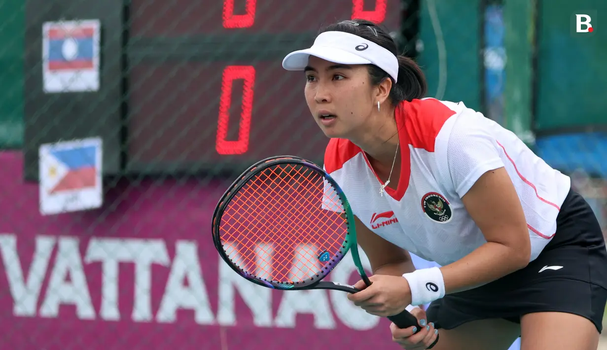 Petenis putri Indonesia, Aldila Sutjiadi saat pertandingan final tenis beregu putri SEA Games 2023 melawan petenis Thailand, Aunchisa Chanta di Tennis Arena, Morodoc Techo National Stadium, Phnom Penh, Kamboja, Selasa (9/5/2023). Indonesia sempat tertinggal di partai pertama namun sukses menyamakan kedudukan saat partai kedua. Pasangan Aldila dan Jessy kemudian sukses menyegel kemenangan partai ketiga sekaligus memberikan emas ke-24 untuk Indonesia. (Bola.com/Abdul Aziz)