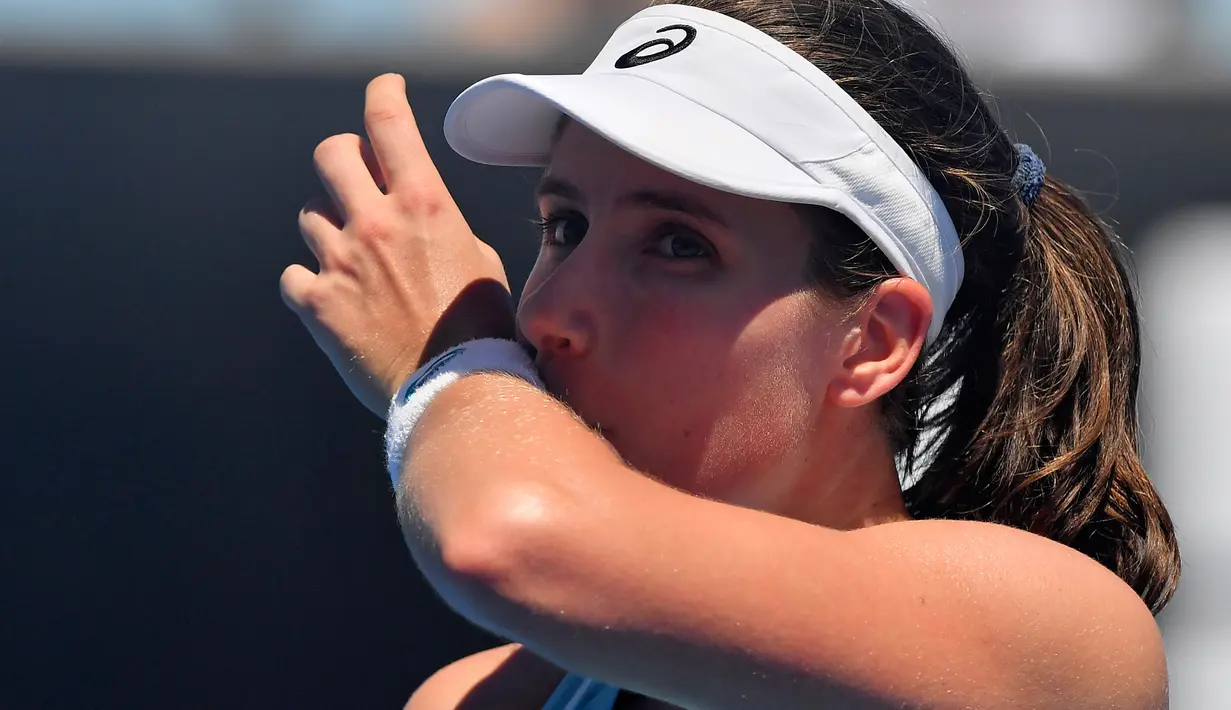 Petenis Inggris, Johanna Konta menyeka keringat dari wajahnya saat melawan petenis AS, Bernarda Pera pada babak kedua turnamen Australia Terbuka 2018 di Melbourne, Kamis (18/1). Konta dijungkalkan dua set langsung 4-6, 5-7. (AP/Andy Brownbill)