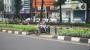 Pengendara sepeda motor menerobos jalur pejalan kaki dan disabilitas di Jalan RS Fatmawati Raya, Cipete, Jakarta, Rabu (8/1/2020). Kurangnya sanksi tegas bagi pengguna kendaraan di jalur pejalan kaki menyebabkan banyak pelanggaran terhadap jalur khusus tersebut. (Liputan6.com/Immanuel Antonius)