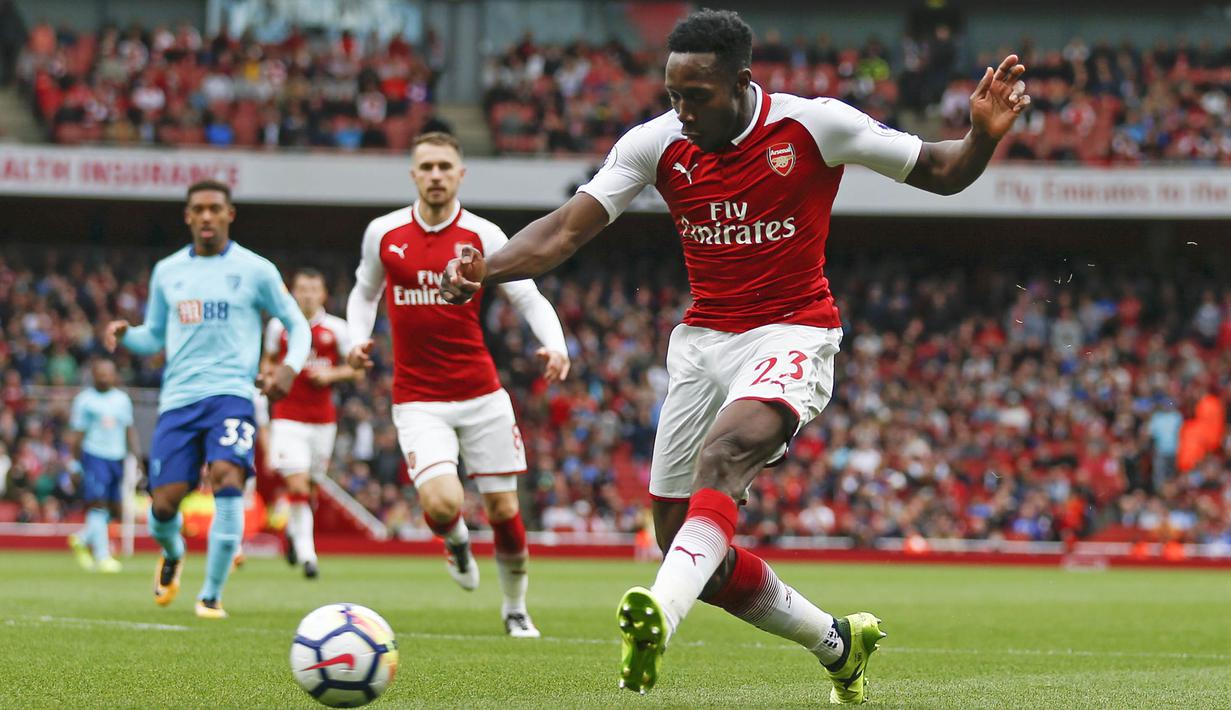 Striker Arsenal, Danny Wellbeck, berusaha membobol gawang Bournemouth pada laga Premier League di Stadion Emirates, London, Sabtu (9/9/2017). Arsenal menang 3-0 atas Bournemouth. (AFP/Ian Kington)
