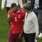 Pelatih Swiss Murat Yakin (kanan) mencoba hibur Manuel Akanji yang gagal eksekusi penalti lawan Inggris di perempat final Euro 2024 (AP)