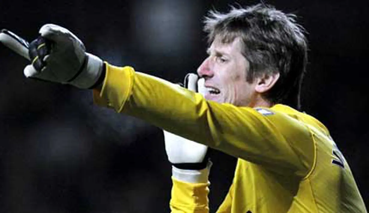 Gaya kiper Manchester United asal Belanda Edwin Van Der Sar di laga lanjutan EPL melawan Aston Villa di Villa Park, Birmingham, 10 Februari 2010. AFP PHOTO / ANDREW YATES