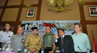 Panglima TNI Gatot Nurmantyo (ketiga kanan) dan Presiden Partai Keadilan Sejahtera (PKS) Sohibul Imam, berpose bersama usai Seminar Kebangsaan 70 Tahun Kemerdekaan Indonesia, Jakarta, Rabu (26/08/2015). (Liputan6.com/Andrian M Tunay)