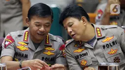 Kapolri Jenderal Polisi Idham Azis (kiri) berbincang dengan Wakapolri Komjen Ari Dono saat rapat kerja perdana dengan Komisi III DPR di Kompleks Parlemen, Jakarta, Rabu (20/11/2019). Rapat membahas anggaran, pengawasan, dan isu-isu terkini di Indonesia. (Liputan6.com/JohanTallo)
